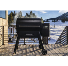 Traeger Ironwood 885 Pelletgrill auf einer Holzterrasse mit Winterlandschaft im Hintergrund
