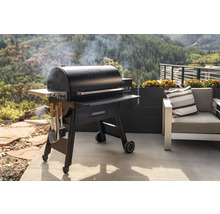 Traeger Ironwood 885 Pelletgrill auf einer Terrasse mit Outdoor-Sitzbereich