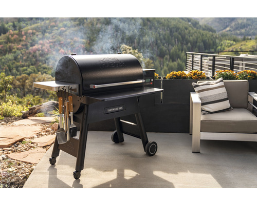 Traeger Ironwood 885 Pelletgrill auf einer Terrasse mit Outdoor-Sitzbereich