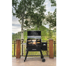 Holzpelletgrill auf einer Terrasse mit Speisen im Inneren