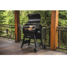 Traeger Pelletgrill mit Speisen auf einer Holzterrasse