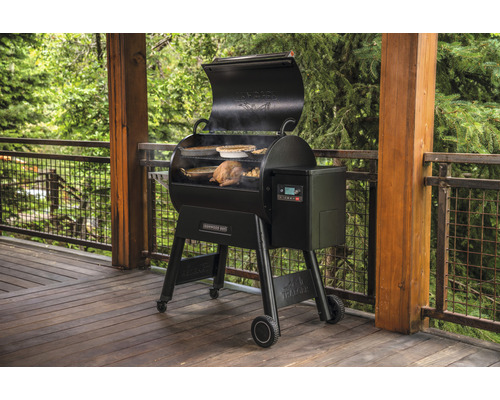 Traeger Pelletgrill mit Speisen auf einer Holzterrasse