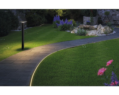 Gartenlandschaft mit Wegbeleuchtung, Rasenfläche und Teich