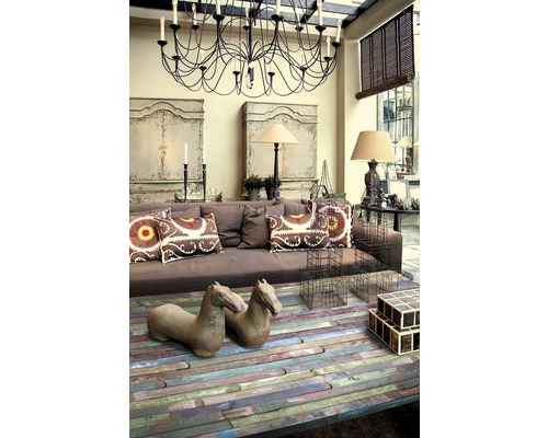 Wohnzimmer mit braunem Sofa, Couchtisch aus Holz, Dekorationsartikeln und Kronleuchter.