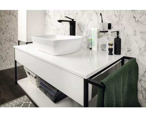 Meuble-lavabo de salle de bains avec vasque à poser blanche, robinet noir et porte-serviettes
