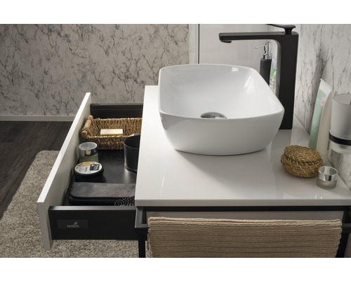 Vue de salle de bains avec lavabo, robinet et élément de tiroir ouvert