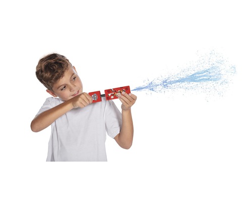 Garçon utilise un pistolet à eau