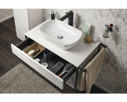 Meuble-lavabo avec tiroir ouvert et porte-serviettes dans une salle de bain