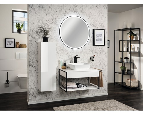 Salle de bain moderne avec meuble-lavabo, miroir, étagère et décorations.