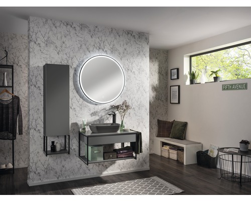 Salle de bain moderne avec meuble-lavabo, miroir et espace de rangement