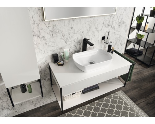 Salle de bains avec lavabo, robinet, miroir, étagère et décorations dans un style clair et moderne.