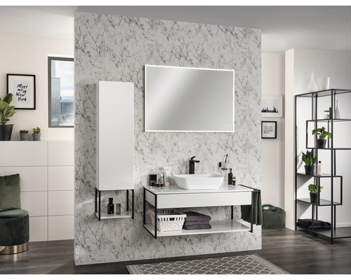 Salle de bain moderne avec lavabo, miroir et éléments de rangement.