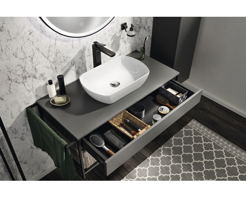 Modernes Badezimmer mit Aufsatzwaschbecken, Unterschrank mit Auszügen und grau gemustertem Teppich