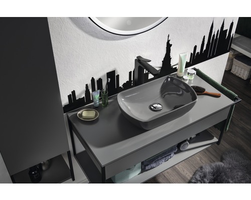 Modernes Badezimmer mit Waschbecken, Armatur und New Yorker Skyline Wanddeko