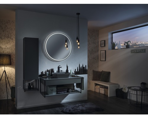 Salle de bains moderne avec lavabo, miroir avec éclairage et élément de rangement