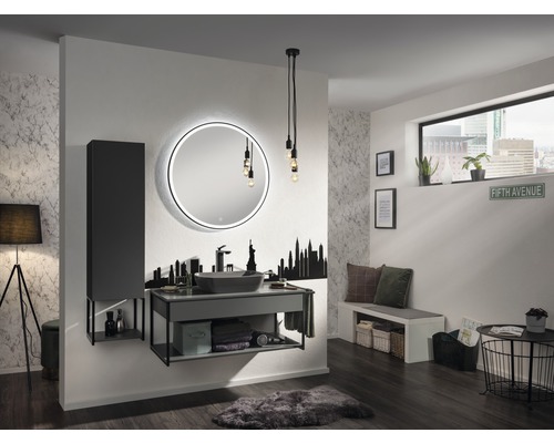 Salle de bains moderne avec meuble-lavabo, miroir, armoire haute et motif de la skyline de New York