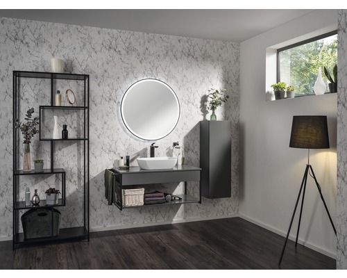 Salle de bains moderne avec meuble-lavabo, miroir, étagère et lampadaire