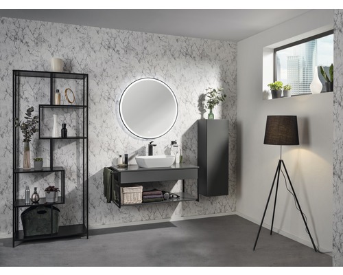Salle de bain avec meuble-lavabo, miroir, étagère et lampadaire au design moderne