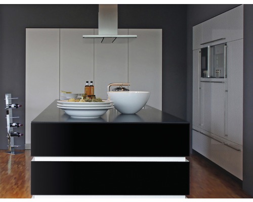 Küchenszene mit Kücheninsel, Spüle, Geschirr und Weinflaschenregal