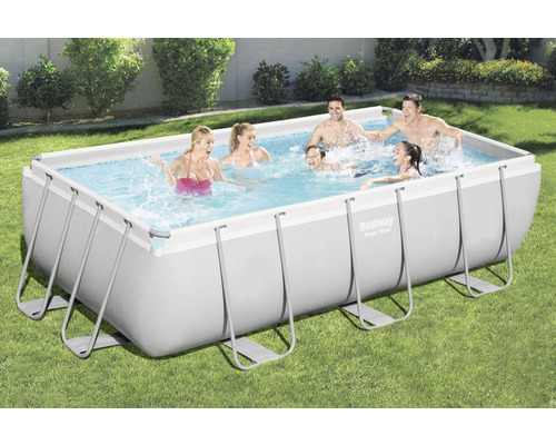Piscine Bestway rectangulaire avec famille dans le jardin