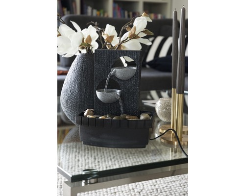 Fontaine d''intérieur décorative avec deux vasques et des pierres sur une table