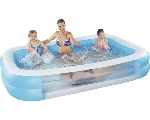 Piscine gonflable avec des personnes jouant dans l''eau