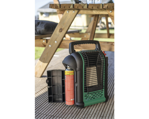 Radiateur à gaz portable avec cartouche de gaz à côté d''une table en bois