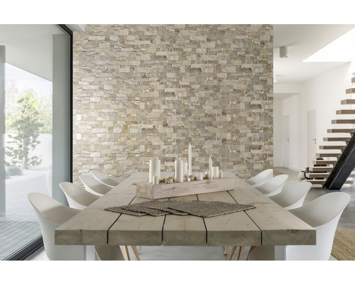 Modernes Esszimmer mit Natursteinwand, Holztisch und weißen Stühlen