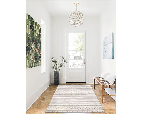 Entrée avec tapis, banc et décoration