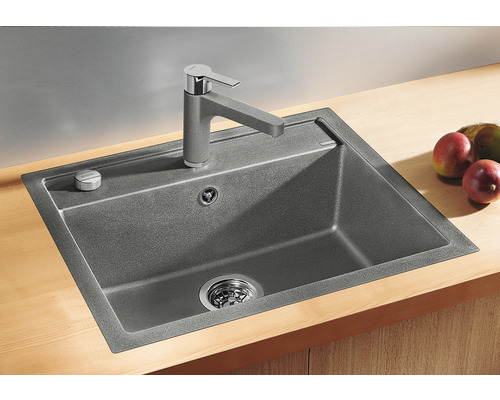 Évier avec robinetterie sur plan de travail en bois