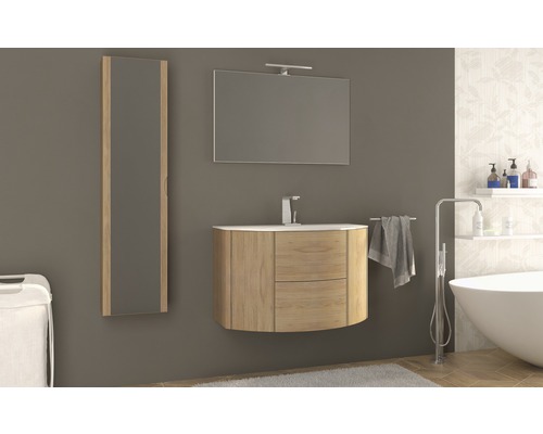 Intérieur de salle de bains avec meuble-lavabo, miroir, armoire haute et baignoire