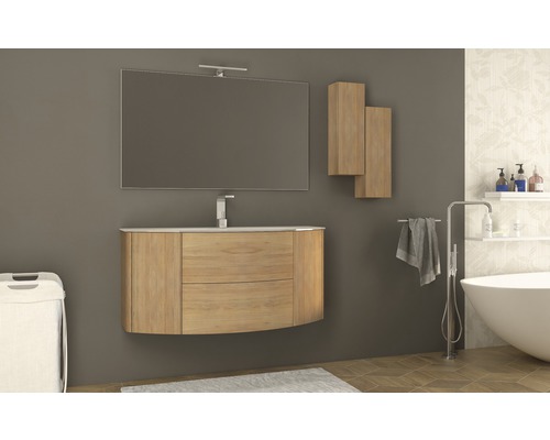 Salle de bains avec meuble sous-lavabo, miroir, armoires suspendues et baignoire