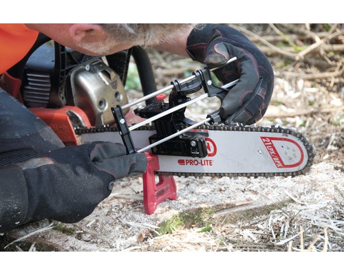 Person schärft Kettensäge mit Kettenschärfgerät