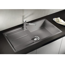 Spüle aus Stein mit Abtropffläche und Wasserhahn