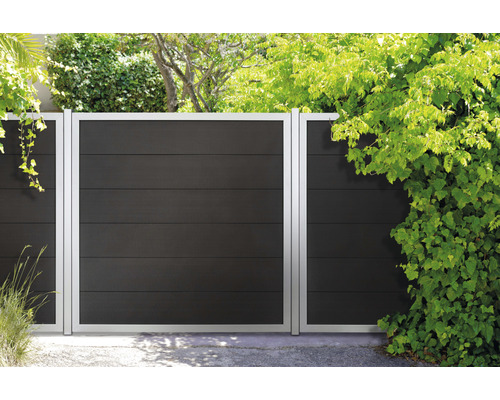 Sichtschutzzaun aus Holz und Aluminium im Garten