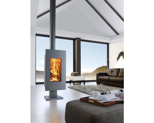 Salon moderne avec poêle, canapé et grande fenêtre pour une ambiance claire et organisée.