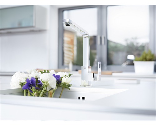 Scène de cuisine avec robinet moderne et angulaire sur l''évier