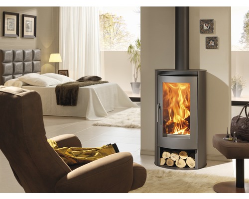 Poêle à bois avec bûches dans une pièce aménagée moderne