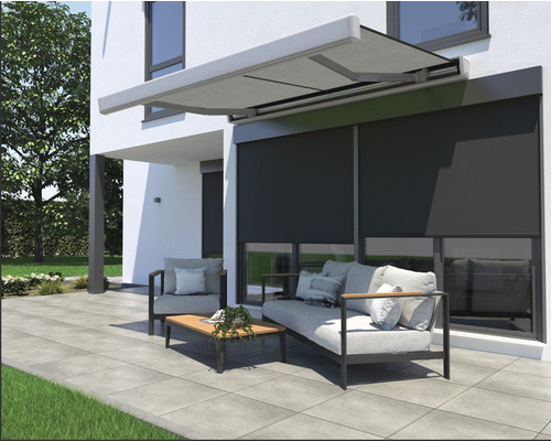 Terrasse avec store, mobilier et volets roulants sur une maison