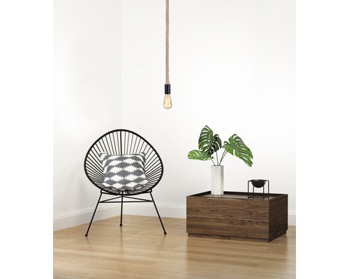 Hängelampe mit Seil, Stuhl und Tisch mit Dekoration in einem hellen Raum