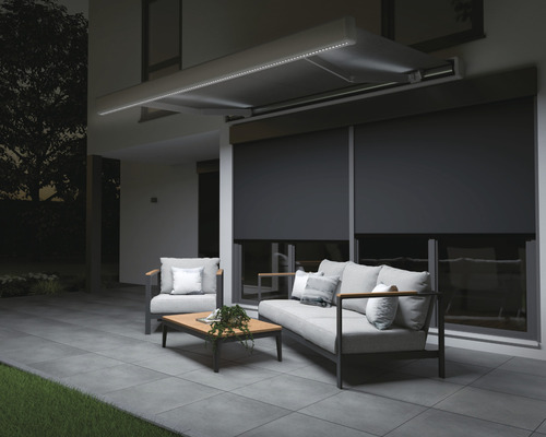 Terrasse couverte avec coin salon et stores enrouleurs