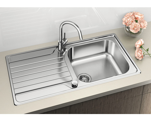 Spüle aus Edelstahl mit Abtropffläche und Armatur