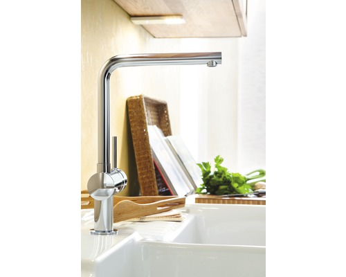 Scène de cuisine avec robinet d''évier et évier