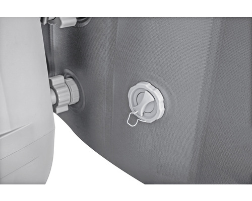 Detailaufnahme von einem Whirlpool mit Ventilen