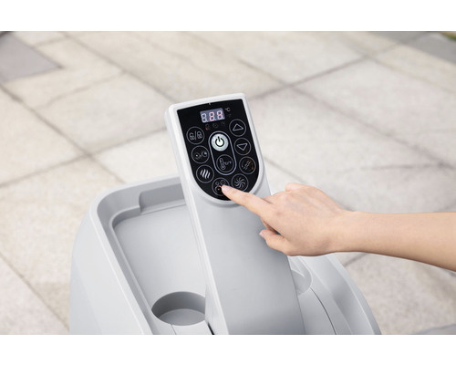 Nahaufnahme einer Hand, die das Bedienfeld eines mobilen Klimageräts betätigt