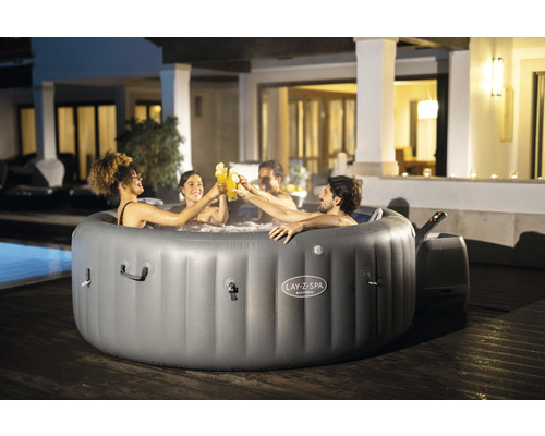 Aufblasbarer Whirlpool mit vier Personen, die anstoßen