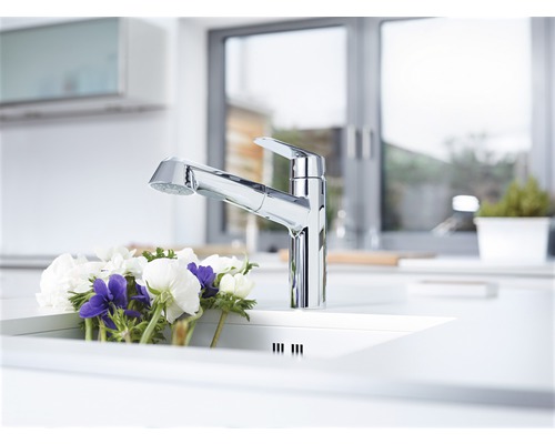 Robinet de cuisine avec douchette extractible dans une cuisine claire