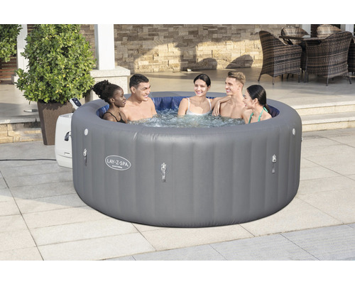 Aufblasbarer grauer Whirlpool mit fünf Personen im Wasser