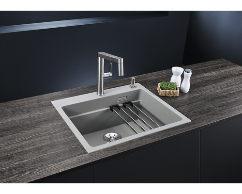 Évier avec égouttoir et robinet sur un plan de cuisine