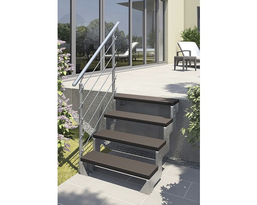 Escalier extérieur à quatre marches avec rampe devant une terrasse